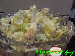 Салат с мясом и зеленым яблочком