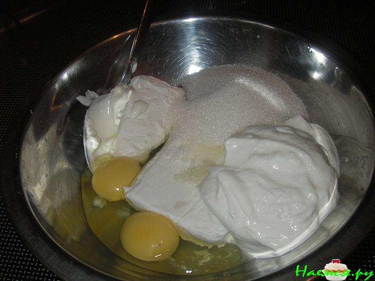 Творожно-миндальные пирожные с клубникой