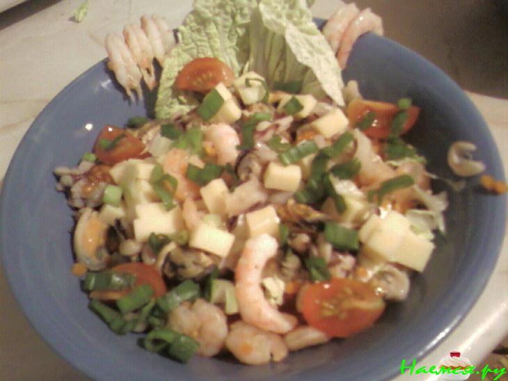 Салат из морепродуктов с сыром и авокадо Салат из морепродуктов с сыром и авокадо