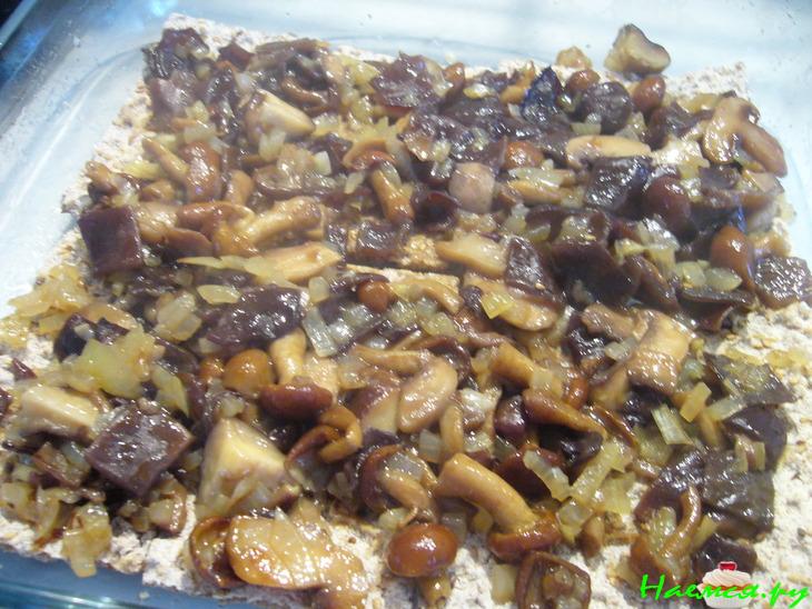 Картофельно-грибная запеканка на хрустящих хлебцах