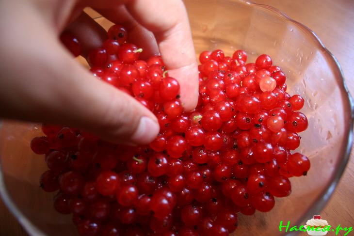 Пирог с безе и красной смородиной