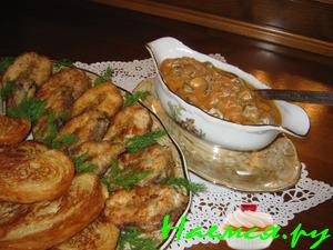 Осетрина жареная (с гренками и соусом)