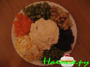 Салат овощной разноцветный с рыбной консервой Салат овощной разноцветный с рыбной консервой