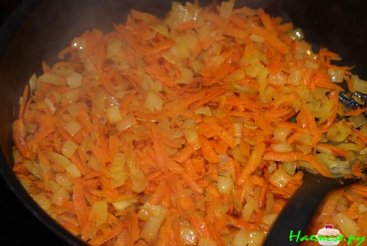 Маленькие голубцы в свекольных листьях