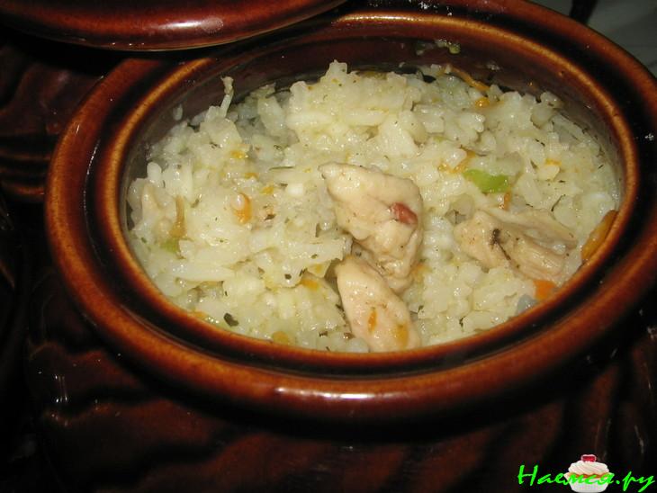 Рис с курицей и капустой в горшочке