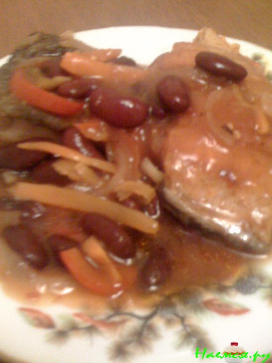 Толстолобик с фасолью под томатным соусом