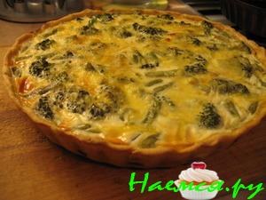 Киш с куриными потрошками, зеленой фасолью и брокколи
