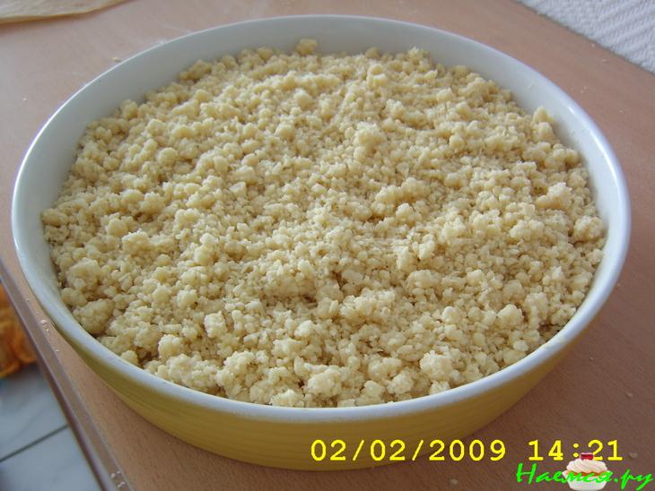 Пирог с вишнёво-пудинговой начинкой под штройзелем