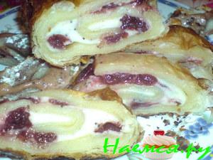 Слойка с вишней