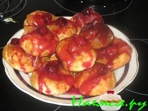 Заварные булочки с вишней