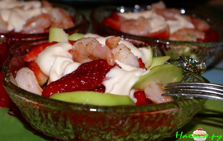 Салат-коктейль из авокадо с креветками и клубникой Салат-коктейль из авокадо с креветками и клубникой