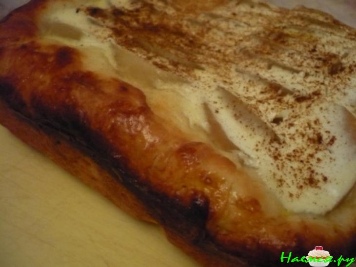 Дрожжевой пирог с яблоками под сметанной заливкой