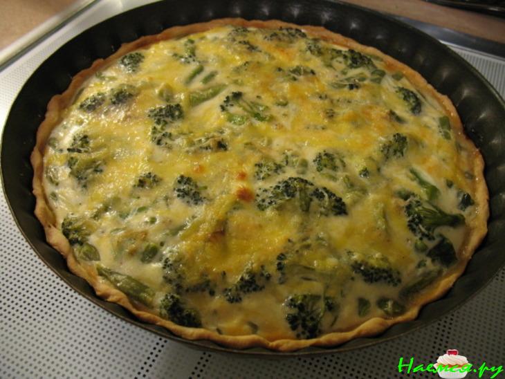 Киш с куриными потрошками, зеленой фасолью и брокколи