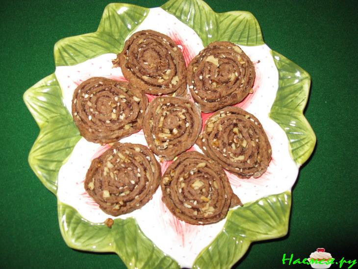 Шоколадное печенье с орехами, кунжутом и шоколадом