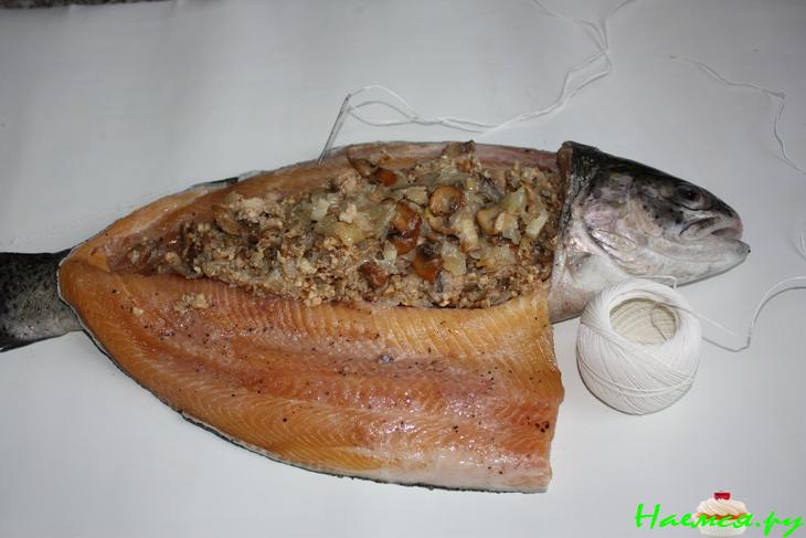 Форель фаршированная грибами и орехами с луком
