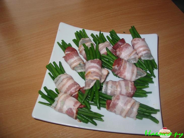 Закуска из стручковой фасоли в беконе 