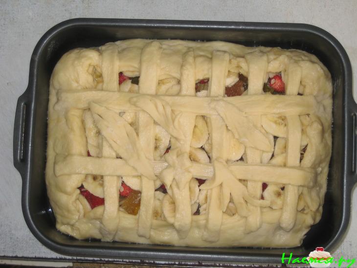 Пирог с земляникой, яблоком, бананом и мармеладом 