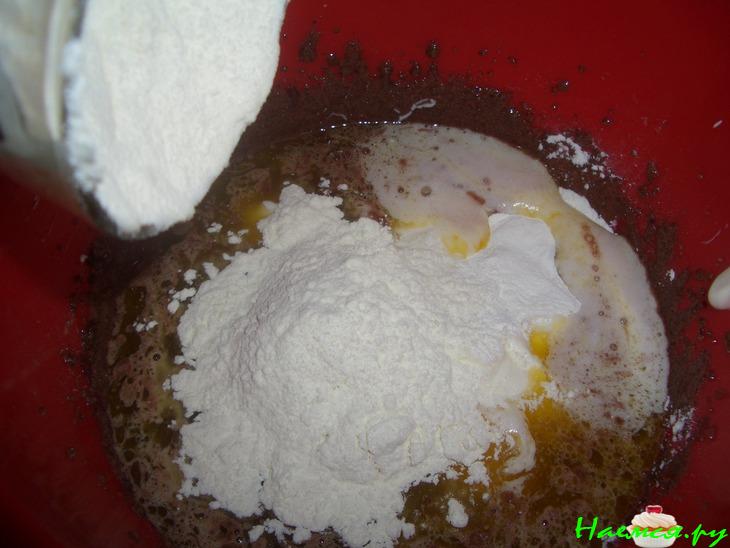 Шоколадный пирог с ягодами