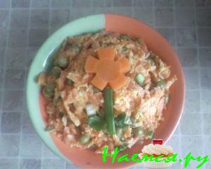 Морковный салат с горошком и чесноком