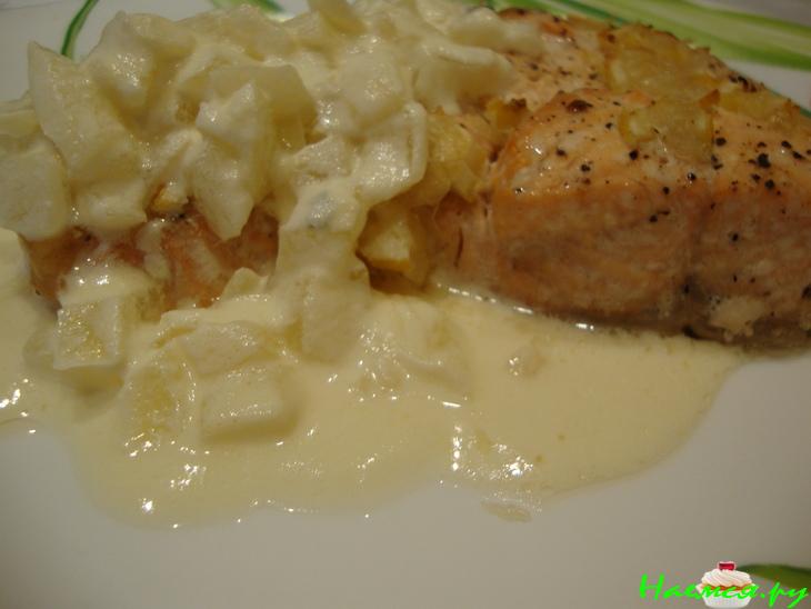 Лимонная форель с белым вином, козьим сыром и запеченными грушами