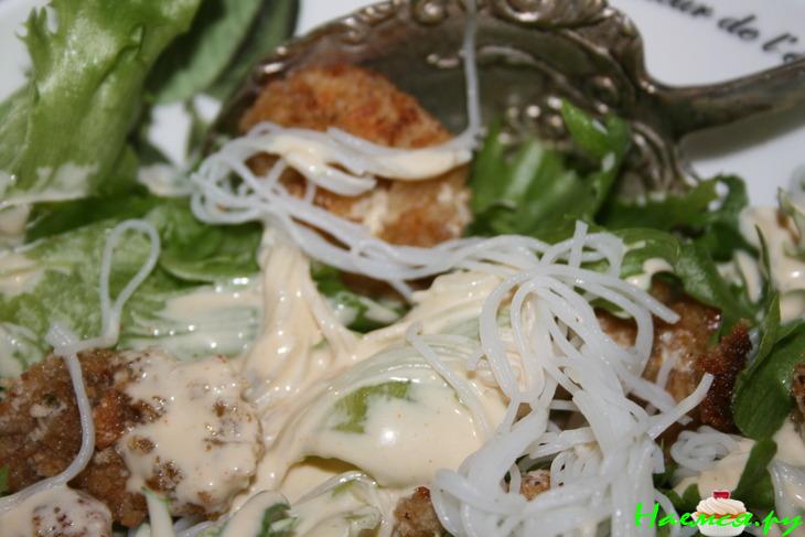 Салат фризе с грибами и рисовой лапшой