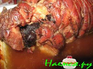 Говядина запеченная с черносливом и травами
