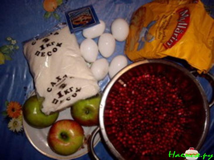 Сладкий пирог с брусникой и яблоками