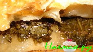 Пирог из слоёного теста с щавелем