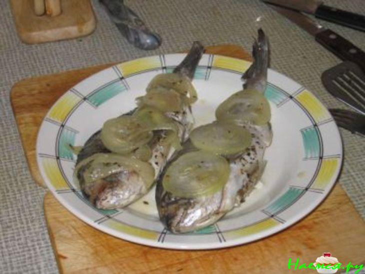 Дорада в фольге с луком