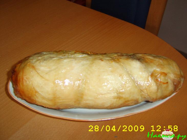 Куриный рулет с яйцом и чесноком