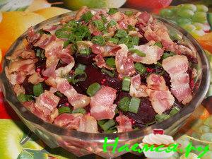 Салат из запечённой свеклы с беконом