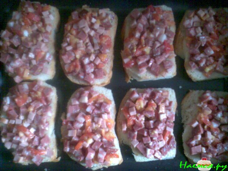 Горячие бутерброды с колбасой и помидором Горячие бутерброды с колбасой и помидором