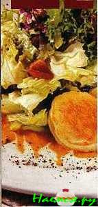 Салат из красного листового салата с пикантным миндалем