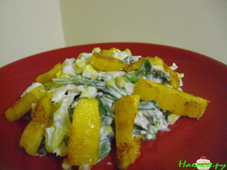 Салат с рукколой, манго и кедровыми орешками