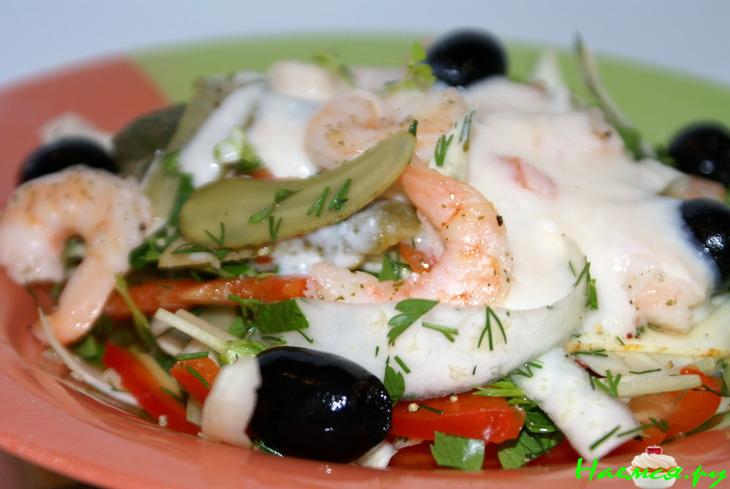 Салат с ленточками сельдерея, креветками и маслинами