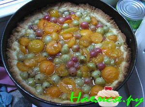 Пирог со сливой и крыжовником