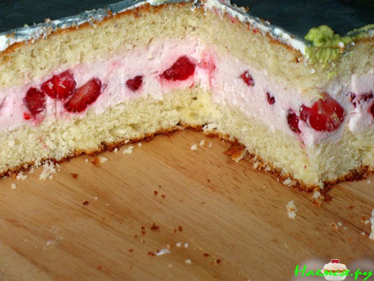 Сливочно-клубничный торт на творожно-миндальном тесте