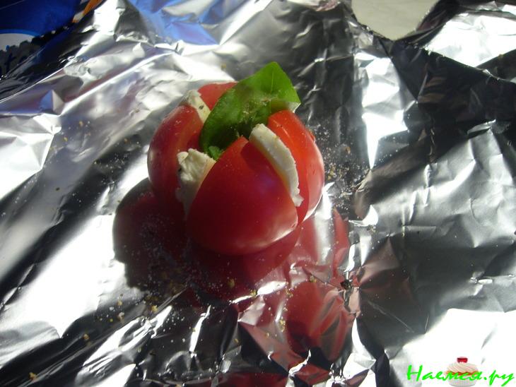 Помидоры с моцареллой, запеченные в фольге