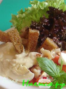 Салат с копченой скумбрией и чесночным соусом