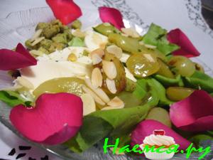 Моцарелла с виноградом и крутонами