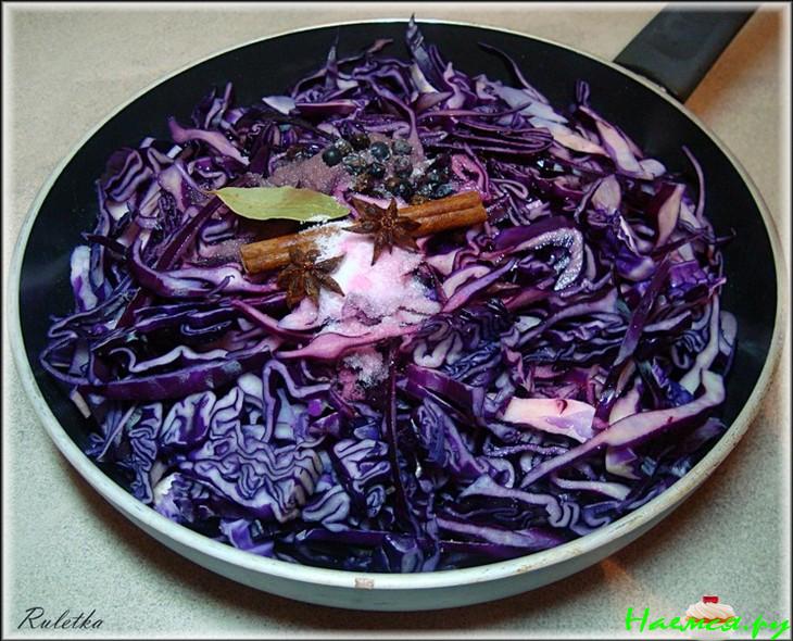 Краснокочанная капуста с можжевельником, вишней и яблоками