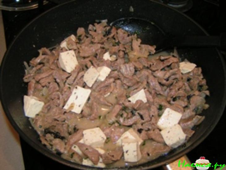 Мясо в сырной подливе