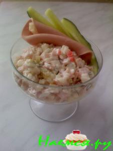 Простой салатик с крабовыми палочками
