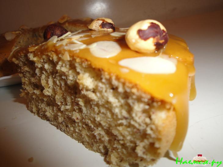 Бисквитный ореховый пирог с медовой карамелькой