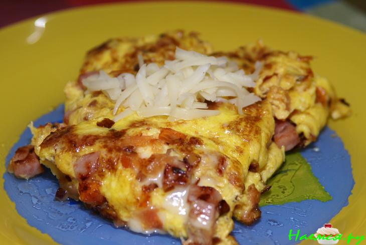Омлет с ветчиной, луком, сыром и помидорами