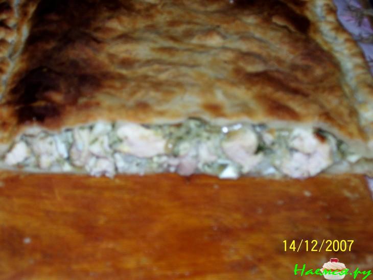 Слоеный пирог с курицей, рисом и яйцом