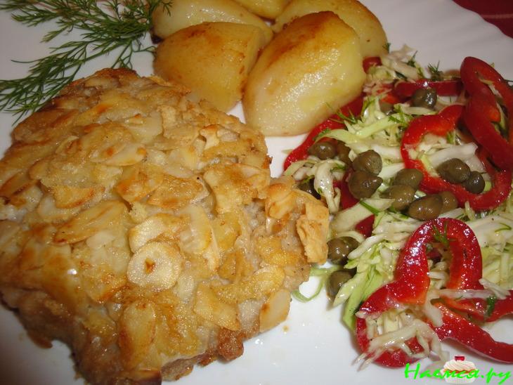 Шницель в миндально-сырной панировке с пряным овощным салатом