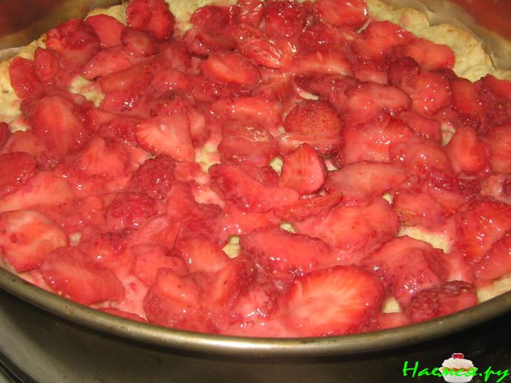 Пирог клубничный с безе