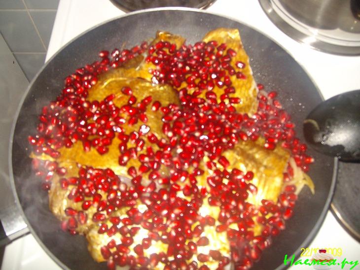 Копченая рыба с гранатом