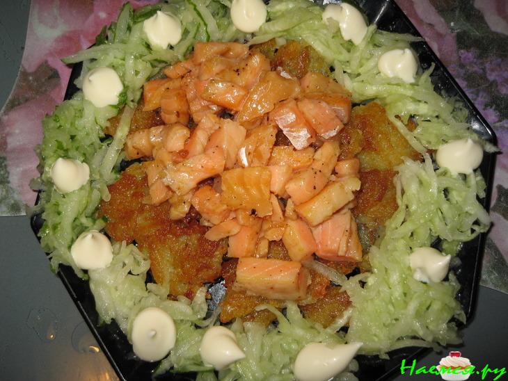 Лосось на подушке обрамленный огурчиком